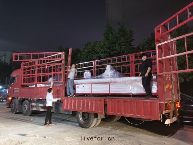 噴(pēn)絲板(bǎn)微孔鑽孔機(jī)發往江蘇(sū)無錫(xī)！