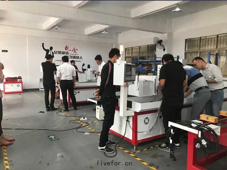 小(xiǎo)孔高速(sù)鑽孔機