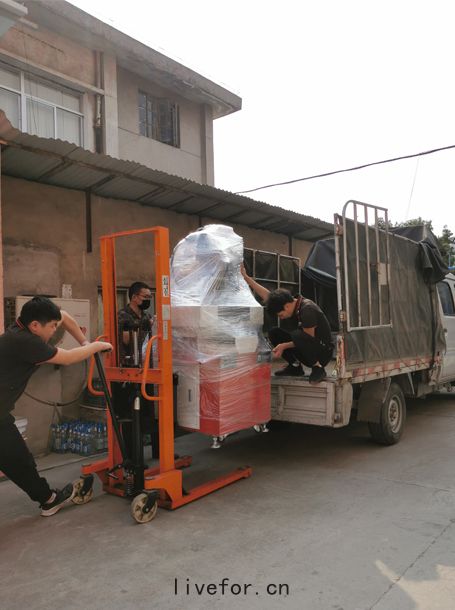 多米(mǐ)數(shù)控鑽孔機